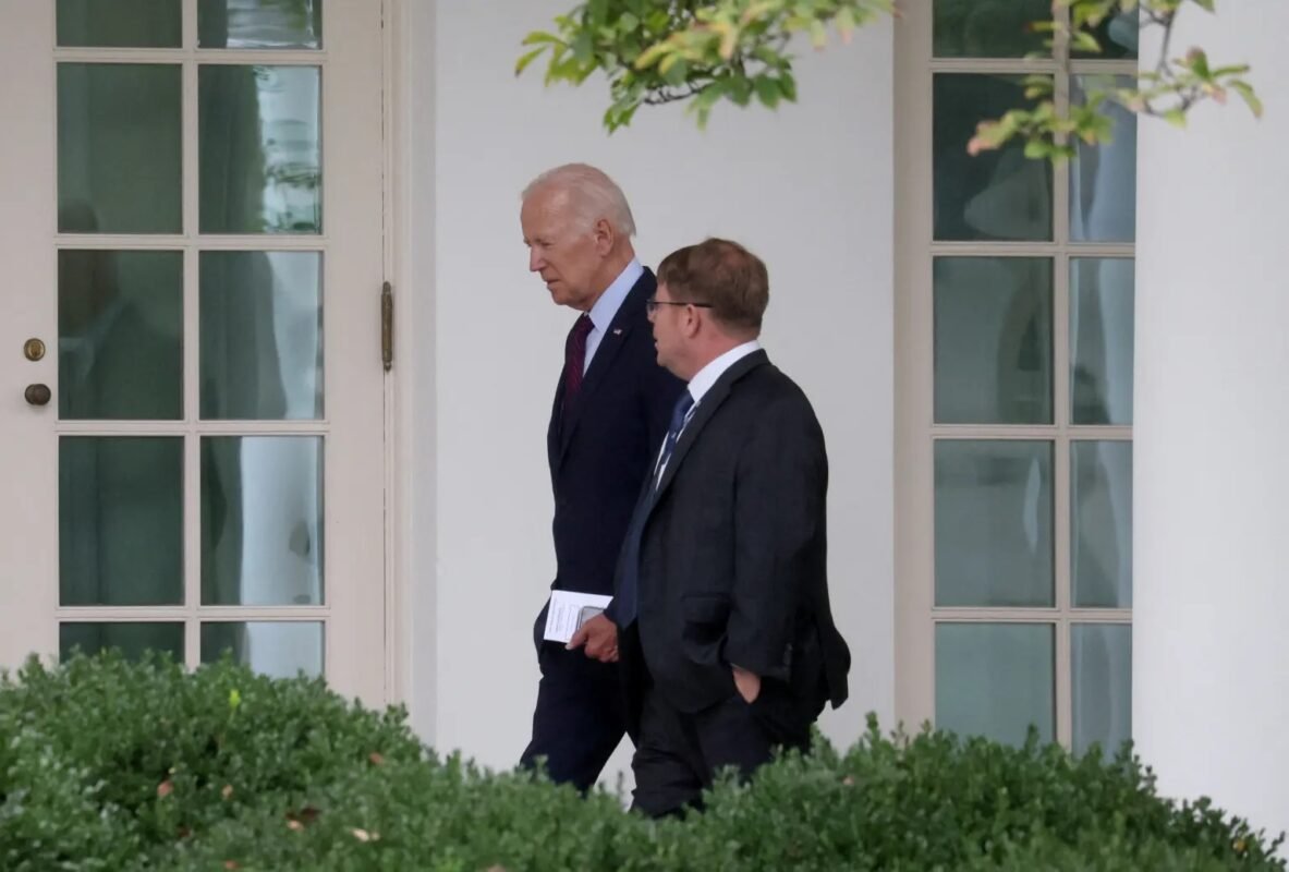Tổng Thống Mỹ Joe Biden Nói Chuyện Cùng Bác Sĩ Kevin Oconnor Tại Nhà Trắng Ảnh Reuters Lab Gia Trần Hóa Chất Thiết Bị Vật Tư Thiết Kế Thi Công Lab Tổng thống Mỹ Joe Biden nói chuyện cùng bác sĩ Kevin O’Connor tại Nhà Trắng. Ảnh: Reuters